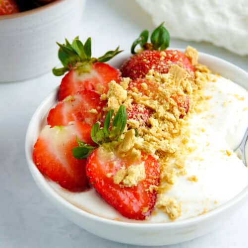 Healthy No-Bake Strawberry Cheesecake Bowls